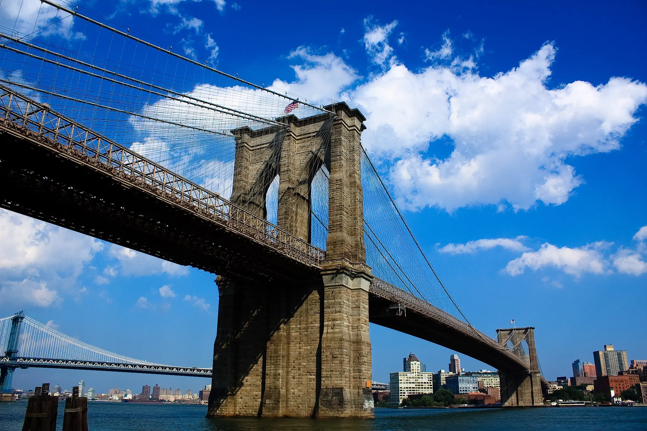 Vista aproximada da Ponte do Brooklyn a partir do rio