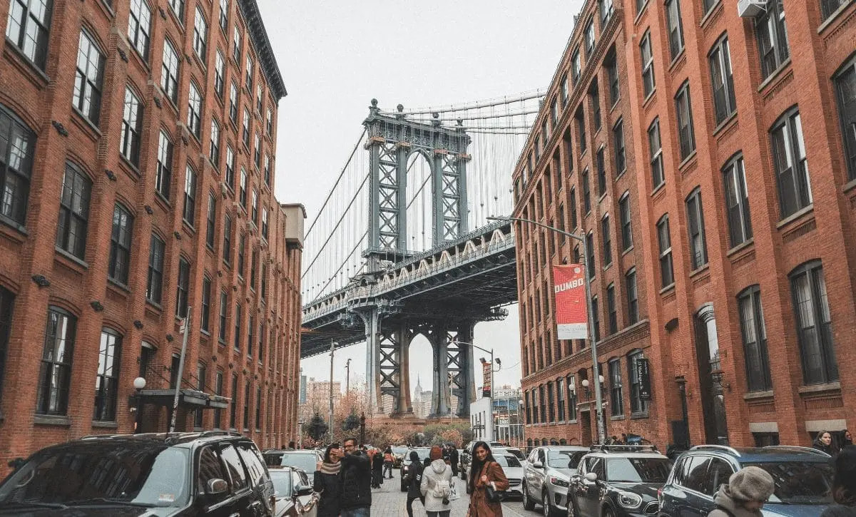 Ponte de Manhattan vista de DUMBO no Brooklyn em dia nublado