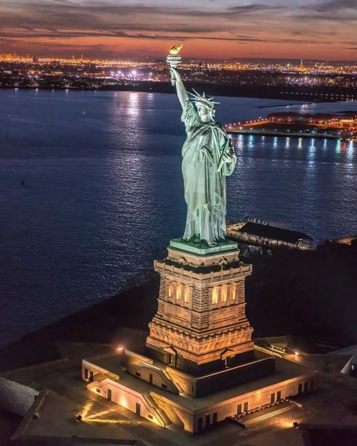 Estátua da Liberdade iluminada à noite