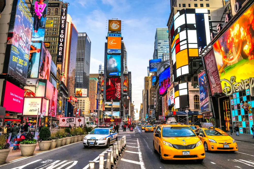 Movimento de táxis amarelos e letreiros na Times Square