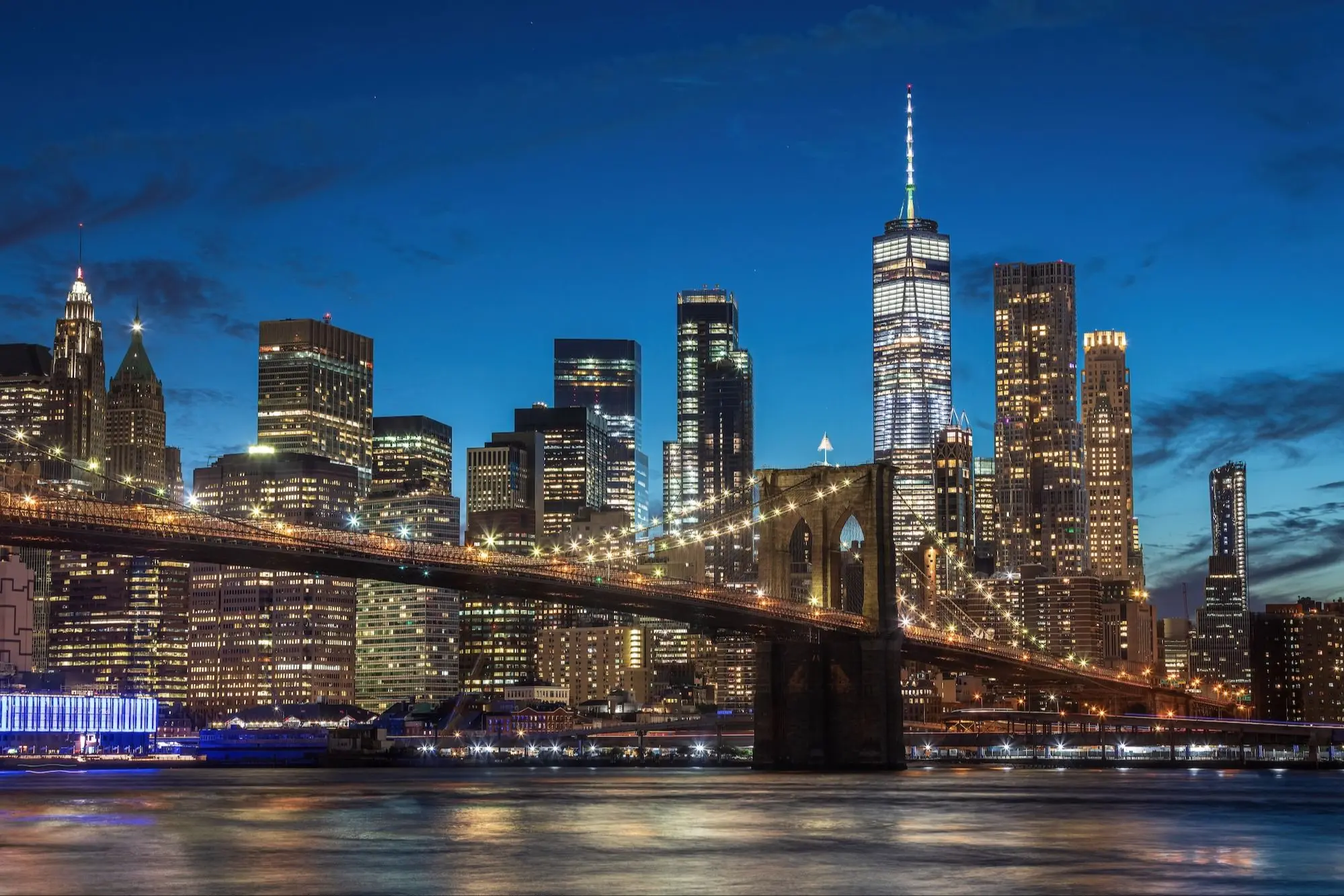 Ponte do Brooklyn e skyline de Manhattan iluminados à noite