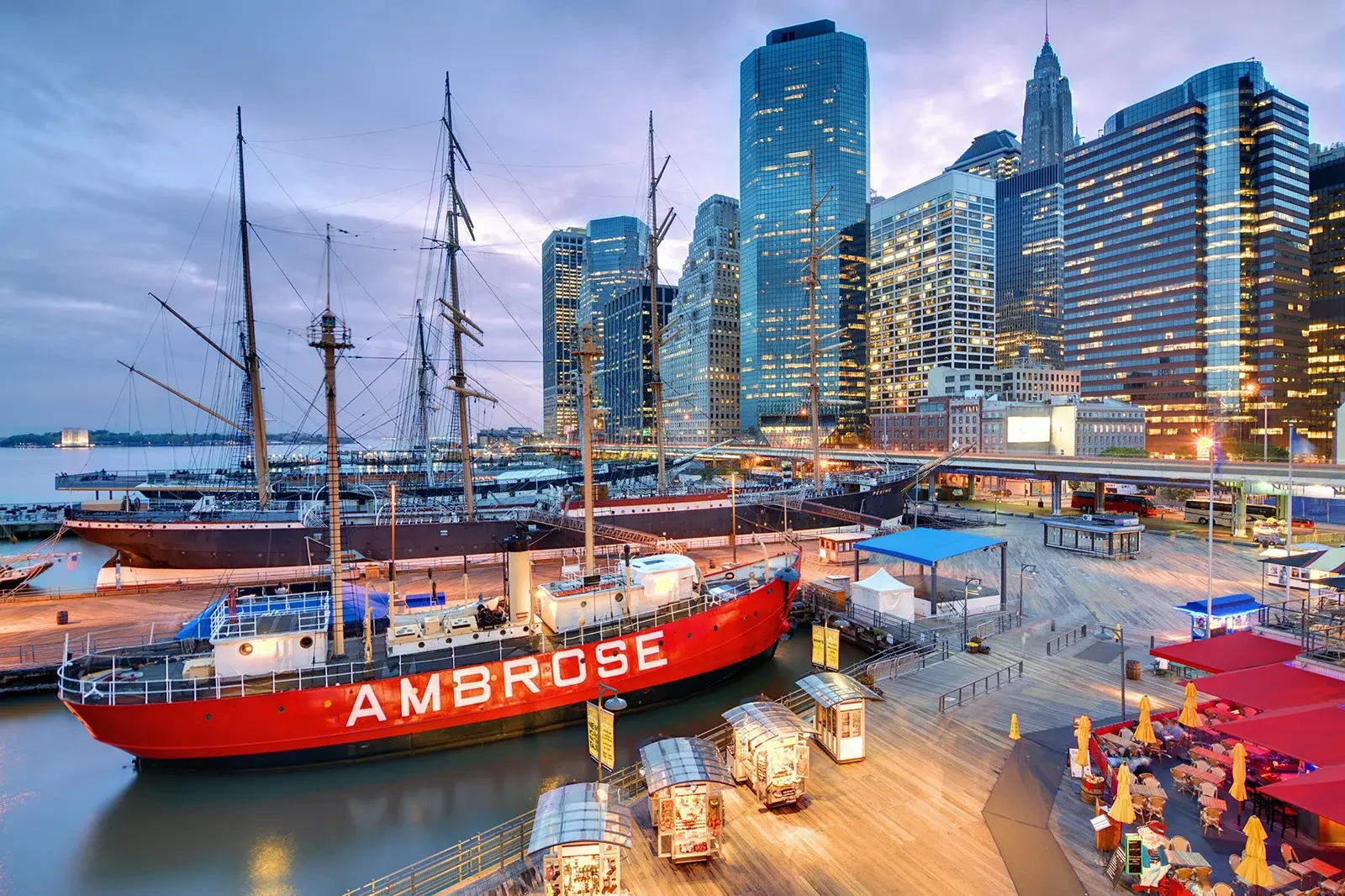 Navios históricos ancorados no South Street Seaport ao anoitecer