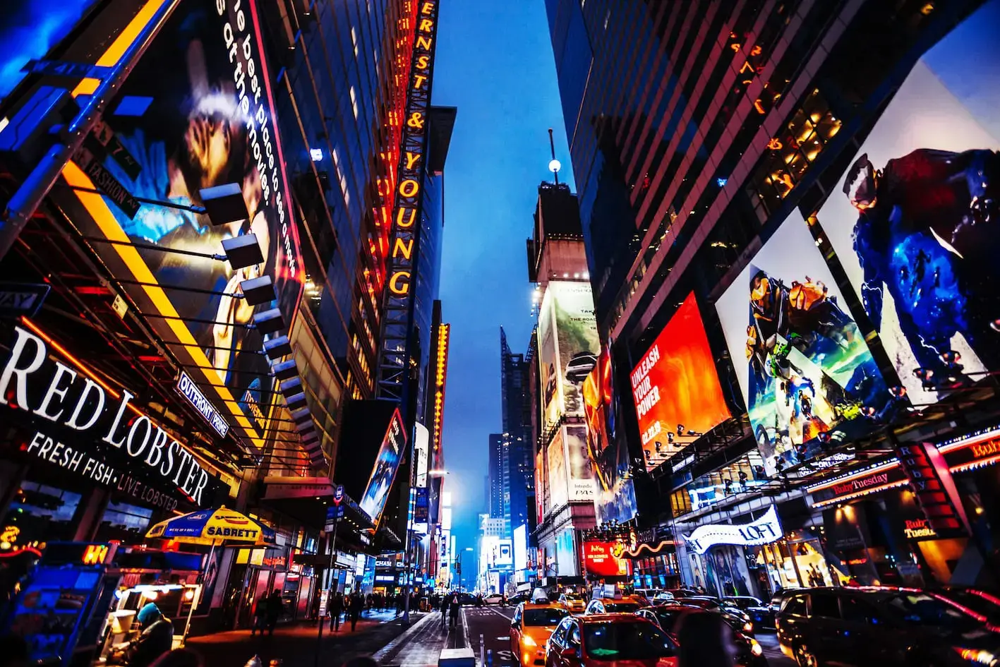 Times Square iluminada à noite com letreiro do Red Lobster