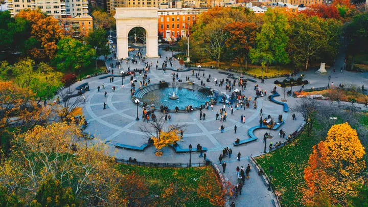 Vista aérea do Washington Square Arch no outono