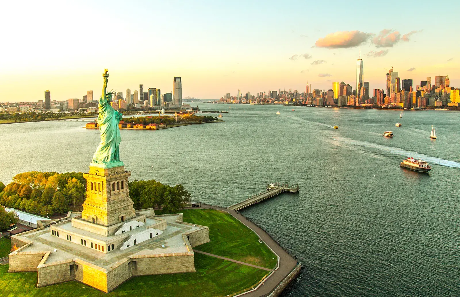 Estátua da Liberdade com skyline de Manhattan ao fundo