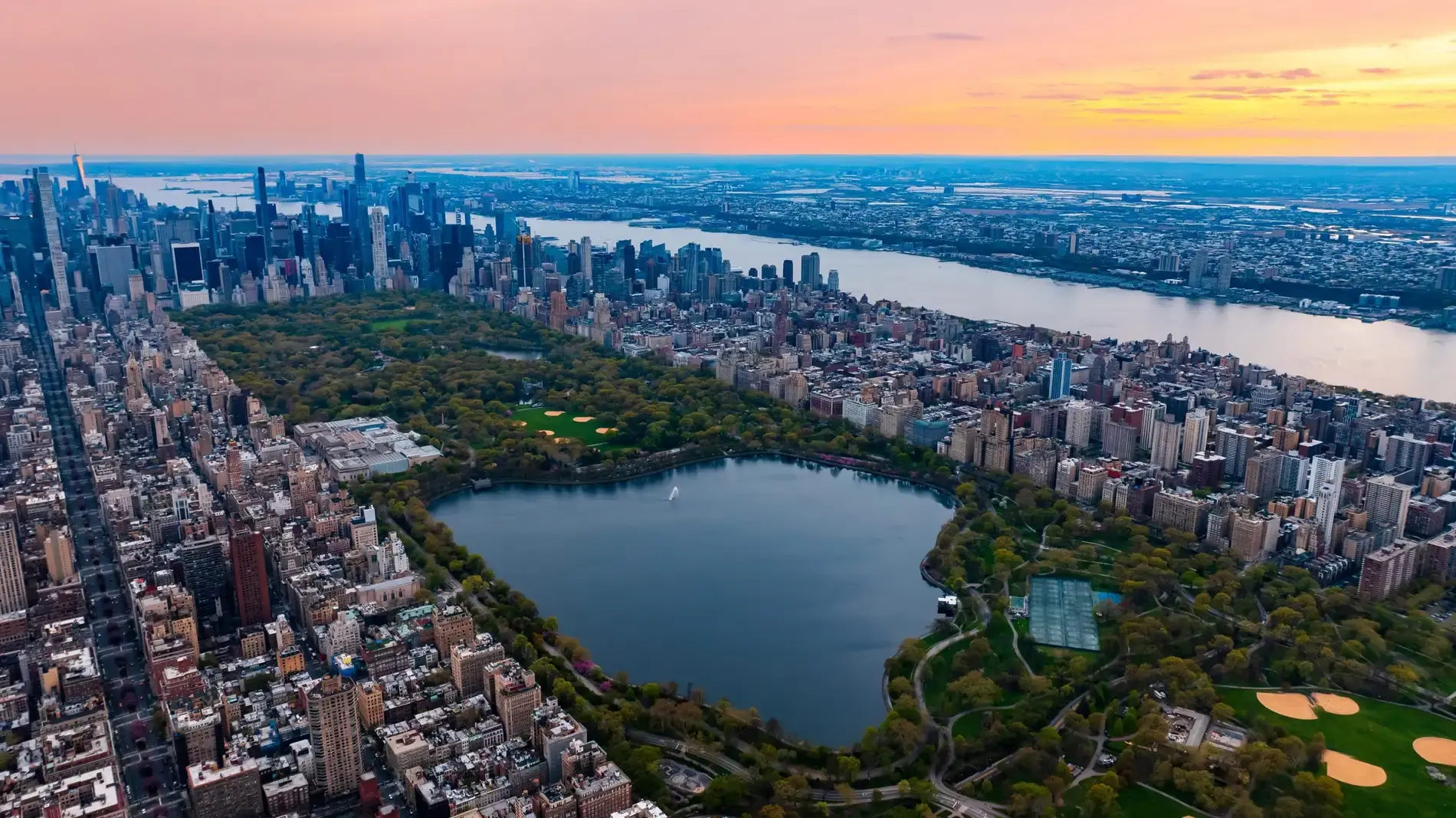 Vista aérea do Central Park e skyline de Manhattan ao entardecer