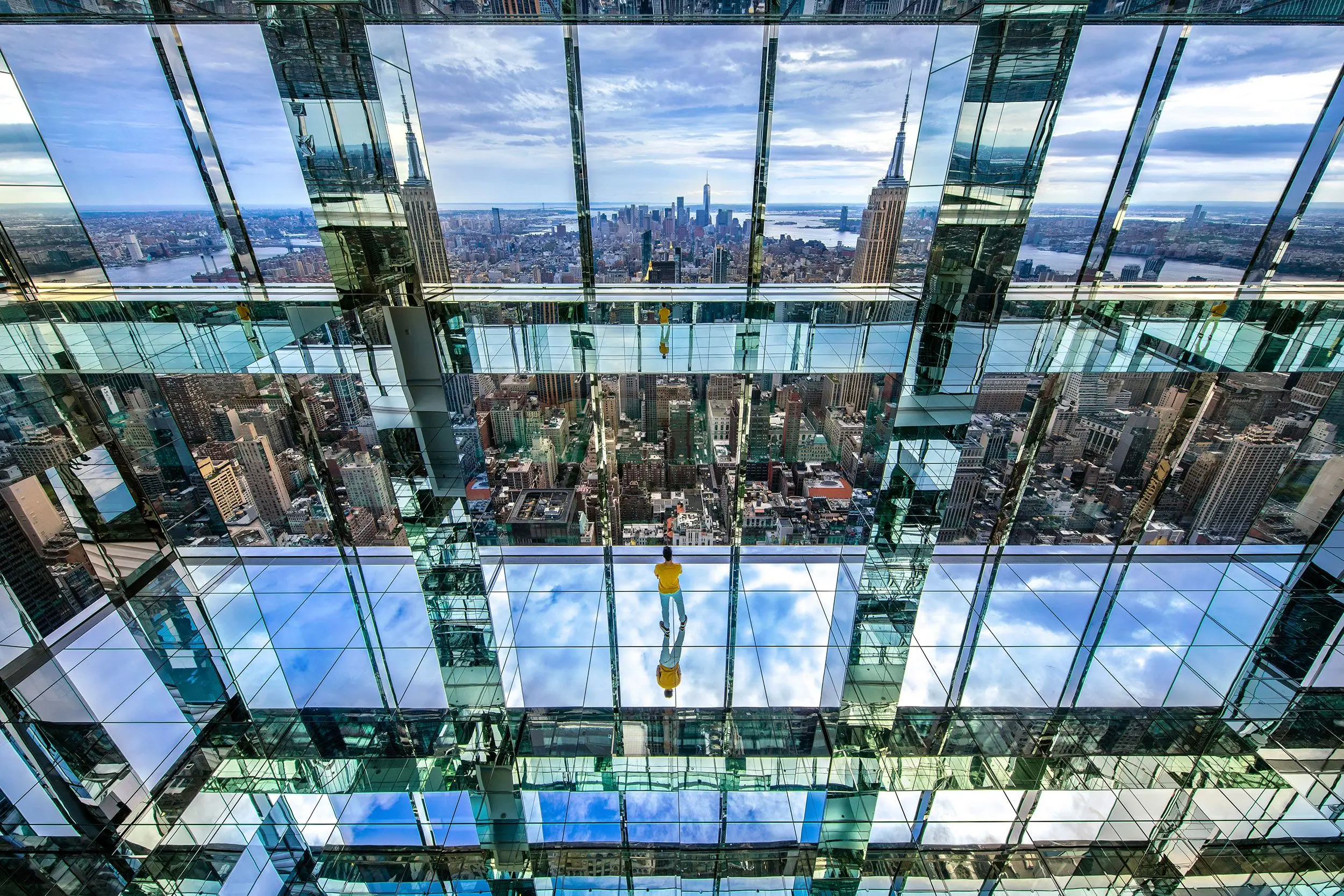 Sala de espelhos e vidros no observatório Summit One Vanderbilt